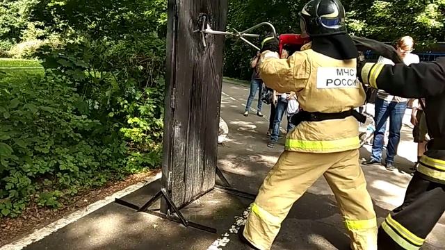 МЧС РОССИИ пробивают дверь водой смотреть онлайн