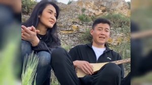 Каркыралар, сирендерим, озунду таппай коптун арасынан.