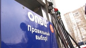 Дама в красном тоже заправляется на ОЛВИ