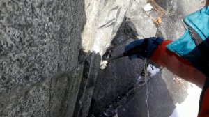 Как правильно вбить крючья в горах