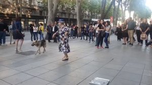 Тбилиси 2021. Тетя и Девушка Танцуют Грузинский Танец на проспекте Руставели