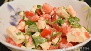 Салат из помидоров, брынзы и рукколы