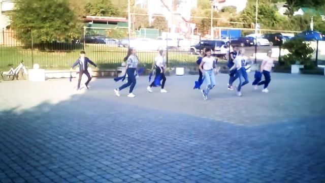 Танцевальный флешмоб в школе номер 82 смотреть онлайн