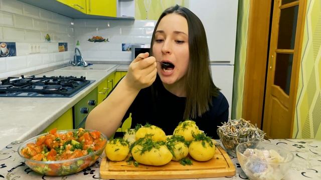 СЕЛЕДКА С КАРТОШКОЙ/ASMR/MUKBANG смотреть онлайн