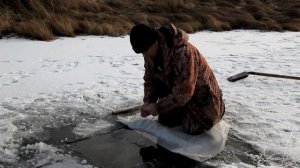 Как поставить сеть под лёд одному.