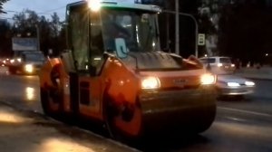 Каток делает асфальт