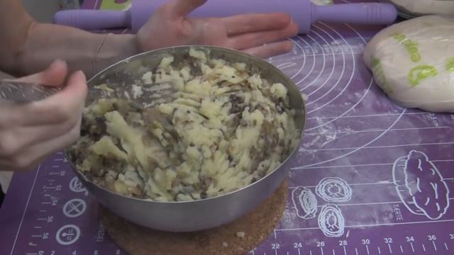 ВКУСНЫЕ ВАРЕНИКИ С КАРТОШКОЙ И ГРИБАМИ смотреть онлайн