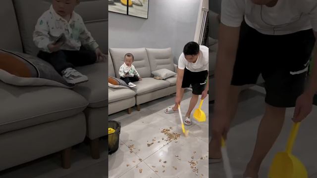 爸爸玩手機太入迷，愣是把秋褲給寶寶穿成了露臍裝，這爸爸心可真大【瀏陽河baby】 смотреть онлайн