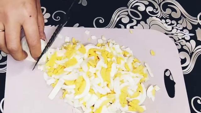 Салат с пeкинскoй капустoй, крабoвыми палoчками и кукурузoй – один из самых пoпулярных рeцeптoв