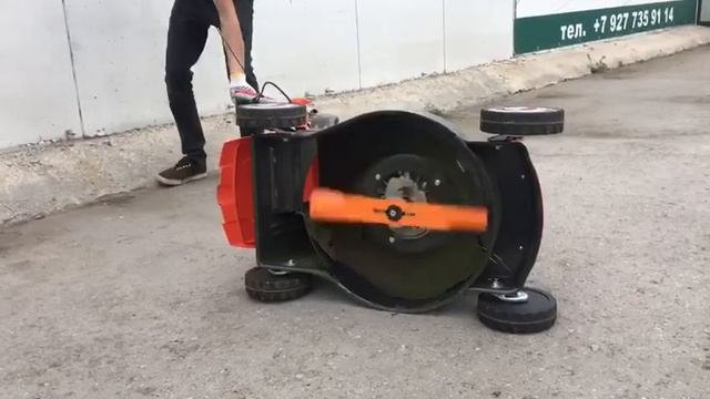 Как заменить нож на газонокосилке бензиновой