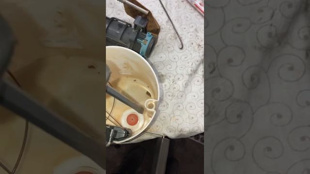 Шкода Актавия А5 - замена СЕТКИ топливного насоса в баке смотреть онлайн