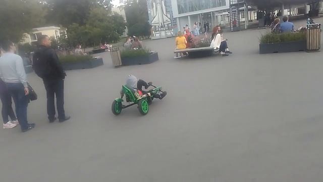 Трицикл (трайк) с цепным приводом на переднее колесо и руление ногами. смотреть онлайн