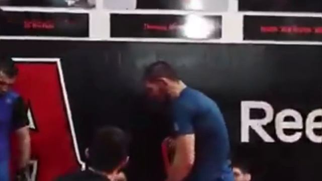 Боец UFC просил помощь у Хабиба/ Кадыров обратился к чемпиону\Холлоуэй едет в Дагестан