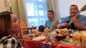 «Осень катится» под гитару. Застольная песня! Казахи поют! Душевная песня!