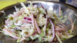 Очень вкусный салат из капусты с колбасой.