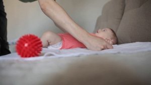 Физическое развитие ребенка в 4 месяца. Упражнения, массаж и советы родителям
