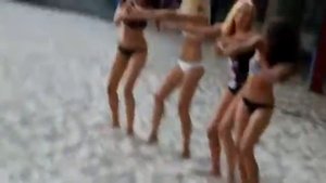 Красивые девушки весело танцуют на пляже