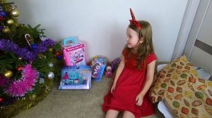 Вика Нашла ПОДАРКИ от Деда Мороза Под Елкой на Новый Год 2019  // Хелоу Вики
