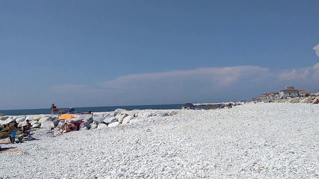 Тирренское море, пляж, - шапка НАДДА! Автопутешествие Украина Италия 6/08/2018.