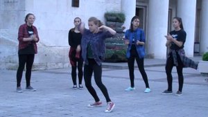 Любимая Болгария .Молодёжь танцует на  улице  в Бургасе .Уличные танцы.2019.