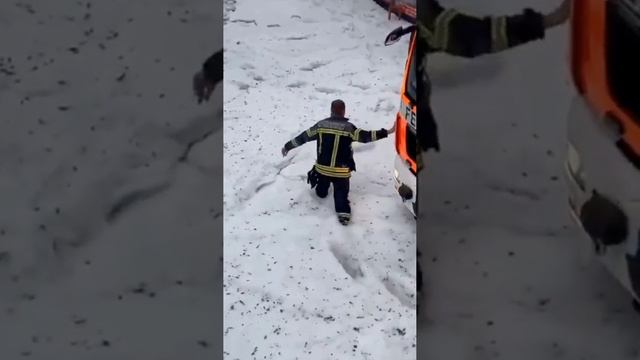 (Архив) Град и снег выпал посреди лета в Ройтлинген на юго-западе Германии