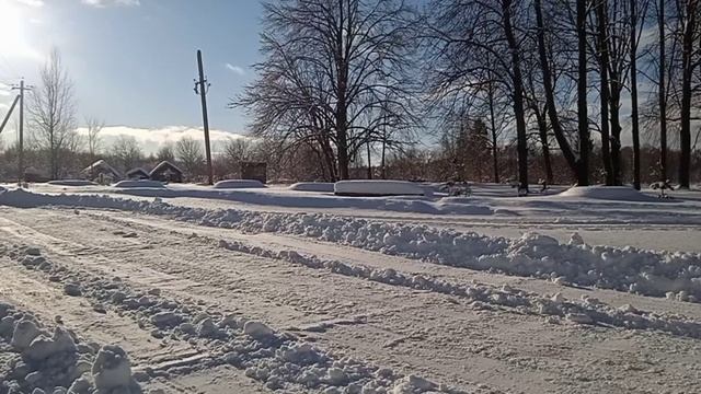 Замело... Чистим территорию от снега. Чистка снега трактором 4×4 полный привод. смотреть онлайн