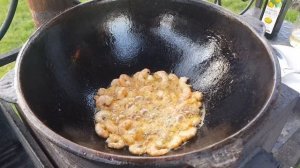 Креветки с овощами и картофелем фри в казане на костре