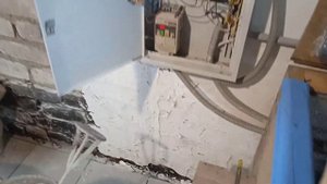 Бензиновый генератор в подвале частного дома.