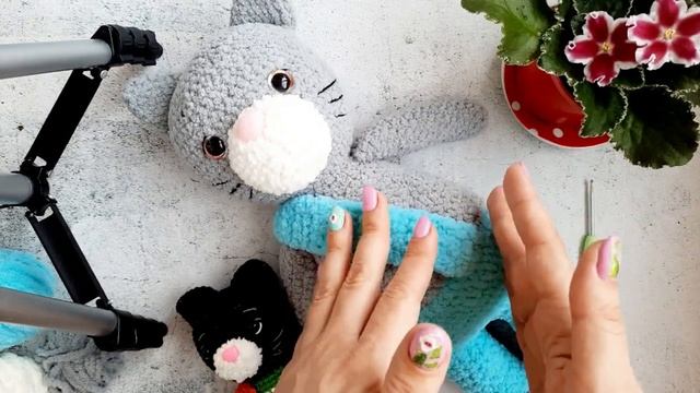 Плюшевая неделя стартов (часть пятая). Связала четвёртую игрушку. Два котика по одной схеме. смотреть онлайн