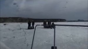 На Белоярском водохранилище с оторвавшейся льдины спасли 20 рыбаков
