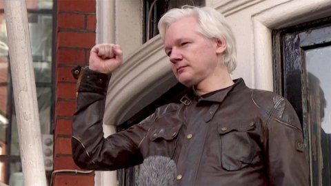Несколько крупнейших СМИ Европы и США направили ко...ывом снять все обвинения с основателя WikiLeaks