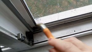 Моем окна. Легкий способ очистить труднодоступные места на оконных рамах