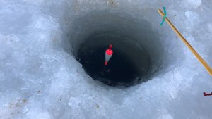 Первая в жизни ЗИМНЯЯ рыбалка!