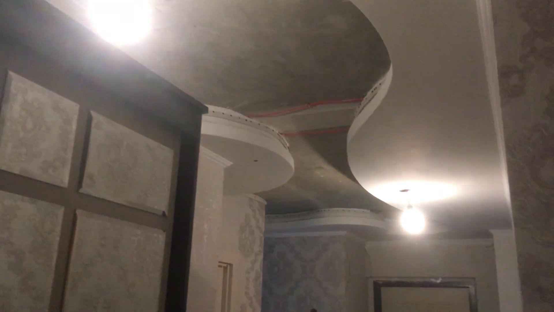 Криволинейный Фактурный натяжной потолок под декоративную штукатурку это реально.