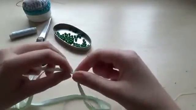 Колье из лент и бусин
