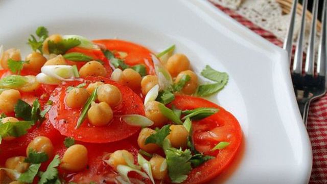 Салат с нутом и помидорами