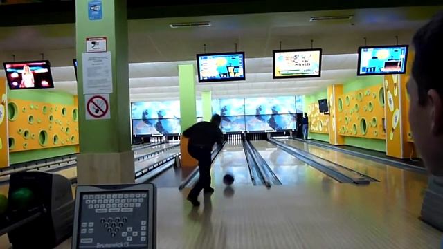 Игромания. Боулинг. Как выбивать страйк. Bowling. How to beat strike.