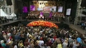 Рига Домская площадь две девочки поют на латышском языке