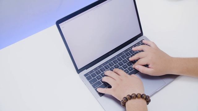 Đánh giá Macbook Pro 13inch Touchbar 2017. - ONEWAYMACBOOK.VN смотреть онлайн