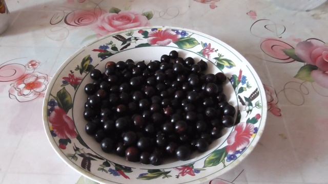 На тарелке ягоды, ягода чёрная смородина смотреть онлайн