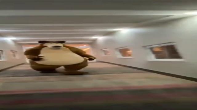 медведь бежит по коридору под страшную музыку смотреть онлайн