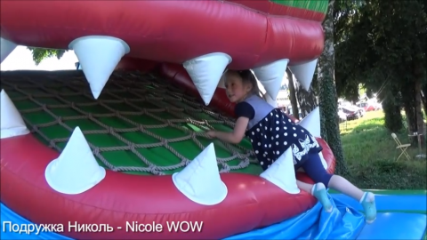 НИКОЛЬ в пасти Крокодила ВЛОГ Идем прыгать на БАТУТЫ Весело проводим время /// Подружка Николь