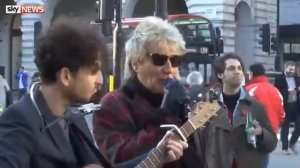 Род Стюарт на Пикадилли Сёркус в Лондоне  6 ноября 2017 г