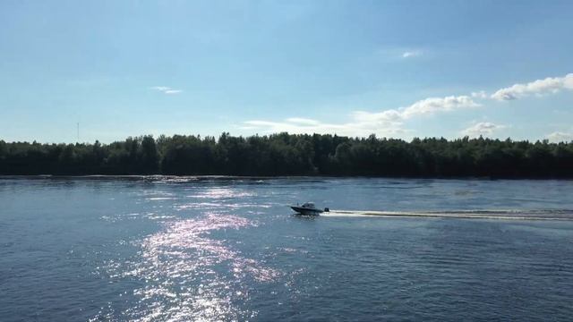 В Погоне за катером на квадрике Mavic 2 PRO, красота Ладожского моста в городе Кировск смотреть онлайн