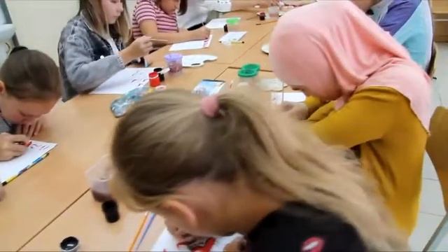 Урок декоративно-прикладного искусства«Мезенская роспись лопаточки для мамы»