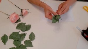 Нежный букет роз из гофрированной бумаги с конфетами.