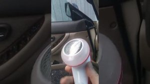 Убираем катышки на потолке в авто.