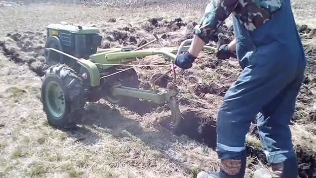 Пахота целины мотоблоком. Diesel two wheel tractor Plowing. смотреть онлайн