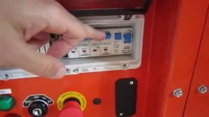 Где находятся защитные автоматы на EUROPOWER EPS103DE.