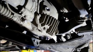 Mitsubishi Pajero 2008 Мицубиси Паджеро 3,2 литра Замена масла в редукторе переднего моста